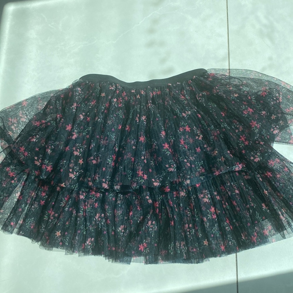 20$ Great condition flower tulle skirt Two layers Runs like a 12/14 super cute